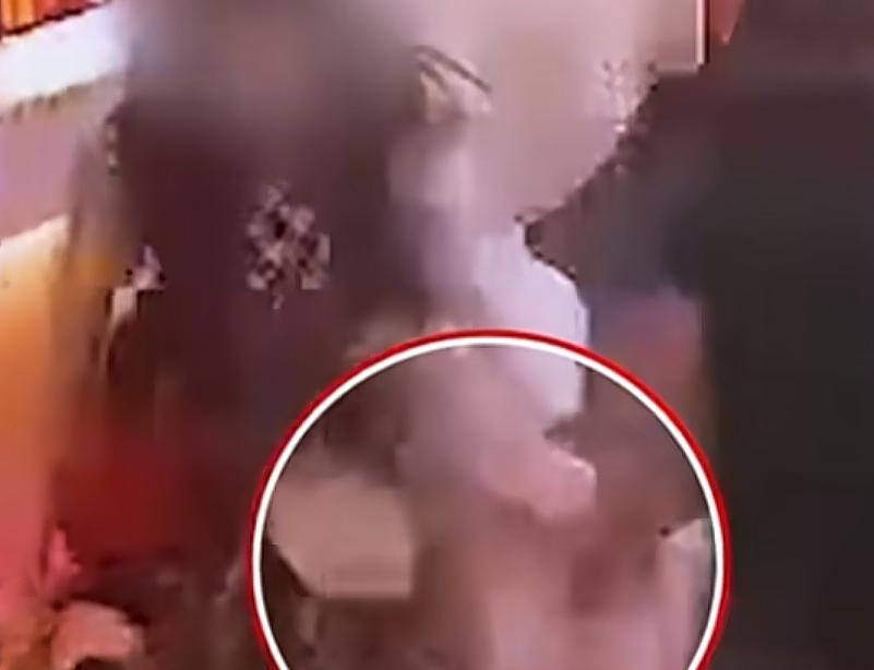 光明正大的猥亵女子还敢袭警，有些人还是太离谱了，女子在酒店大堂被路过的男子