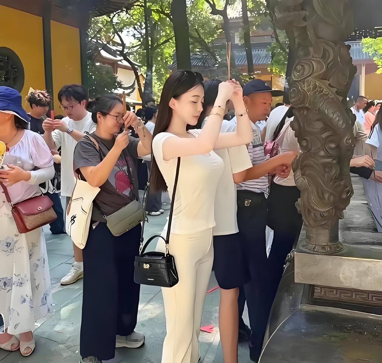 雍和宫偶遇一位姑娘，漂亮、有钱、气质好，我忍不住想：她来求什么？那天在雍和宫