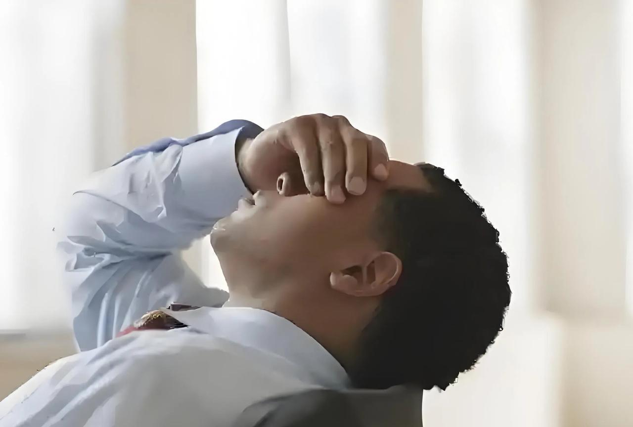 广东广州，一店长连续工作了8小时，他累的不行了，就趁客人进店挑选商品的功夫，坐在