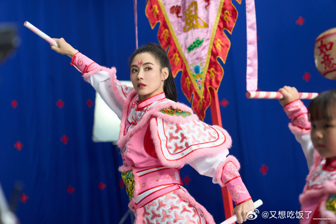 张柏芝被英歌舞小孩姐帅到张柏芝真的很接地气，被小朋友的英歌舞帅到，主动请教学习