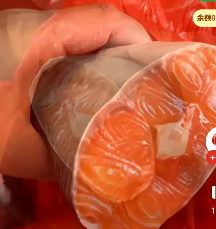 女子花一百块买三文鱼，顺口问老板能不能给点边角料喂猫，结果老板直接拎出整条鱼尾和