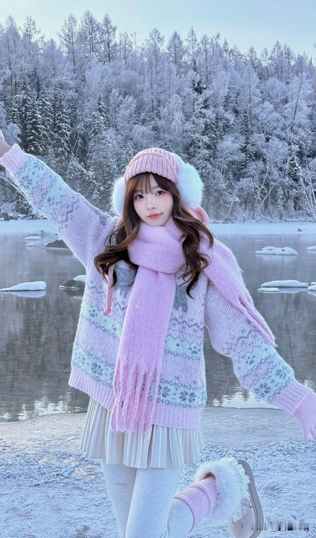 冬日暖阳下的雪景，甜美少女在湖边欢笑。