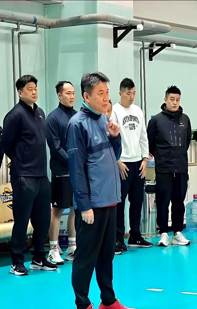上海女排主教练蔡斌上任伊始，大刀阔斧的改革调整，原王之腾教练组一个不留。竞技比赛