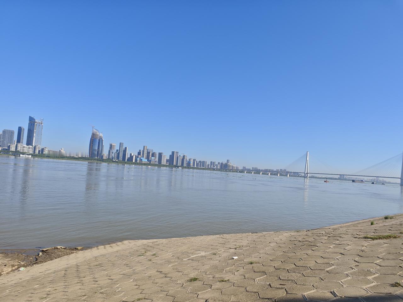 机器人与AI布局成美的业绩增长新引擎8月29日，美的集团发布2025年上半年