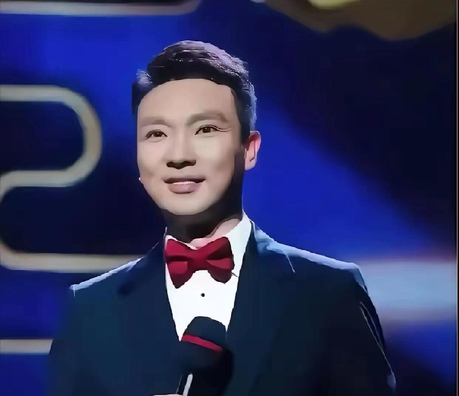 康辉在家的状态曝光！被妻子灵魂拷问，网友直呼太真实央视名嘴康辉