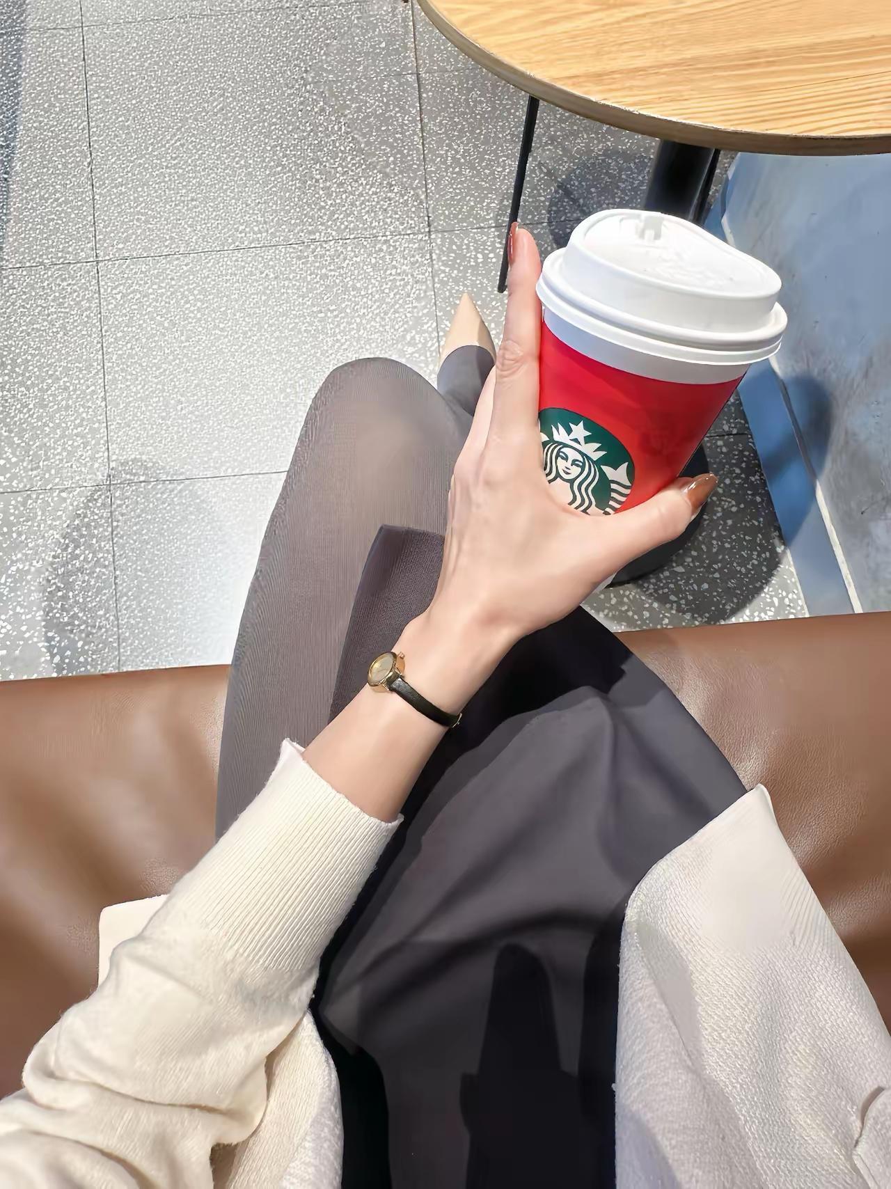 为什么女孩都爱喝星巴克，穿丝袜配高跟鞋？