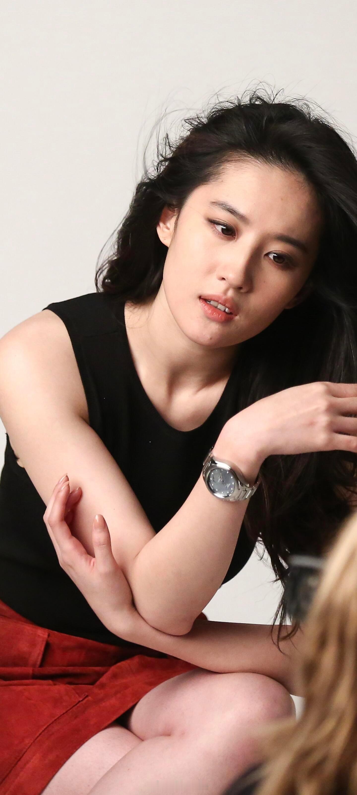 刘亦菲下巴长痘了，是上火了吗？