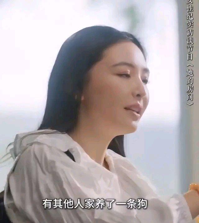 吴倩在《她的房间》节目自曝的童年创伤太让人心疼。小时候她在筒子楼逗邻居家狗被咬伤