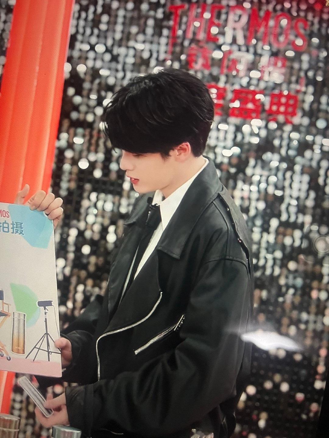 檀健次今天的直播，出了两套造型，喜欢哪一套？檀健次直播曝檀健次星光大赏要拿三