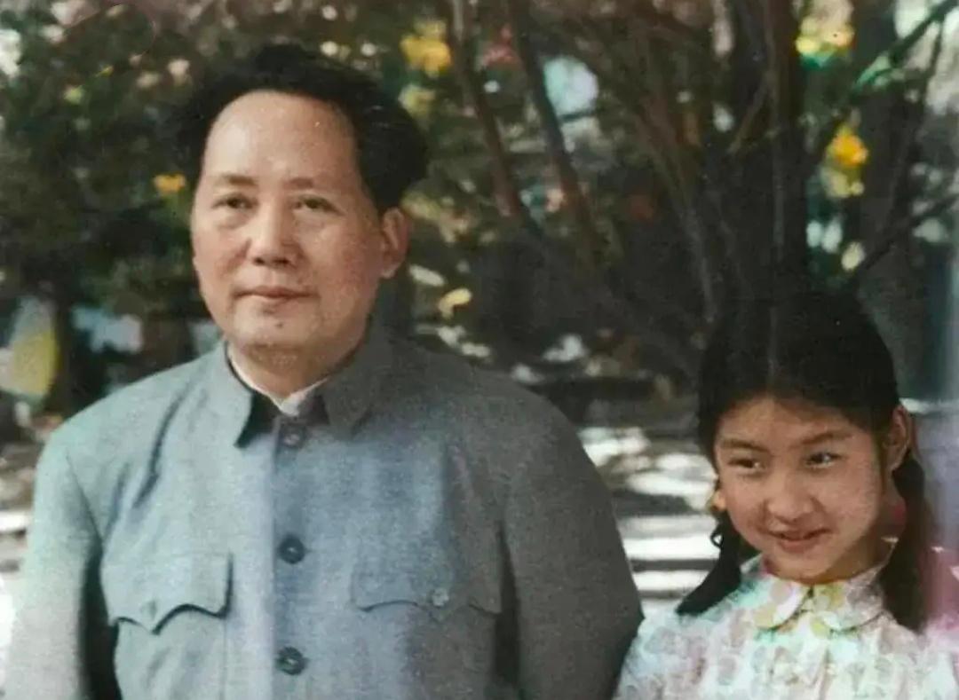 李敏干农活归来，满手磨出了血泡，毛主席却说：这才是下地干活的样子。毛主席对子