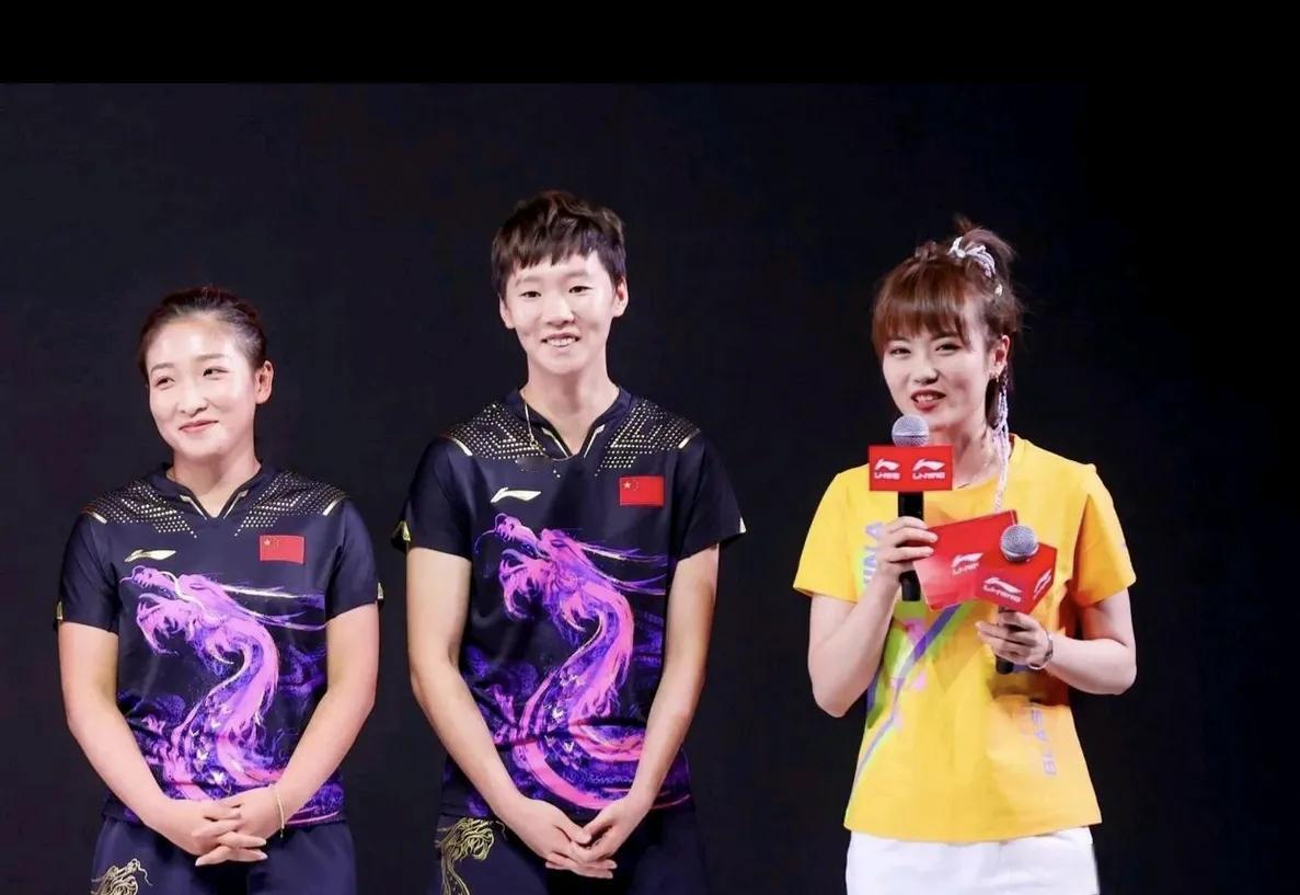 2021年，刘诗雯、王曼昱、高菡同框的照片看着好美啊。刘诗雯笑起来就像春日里