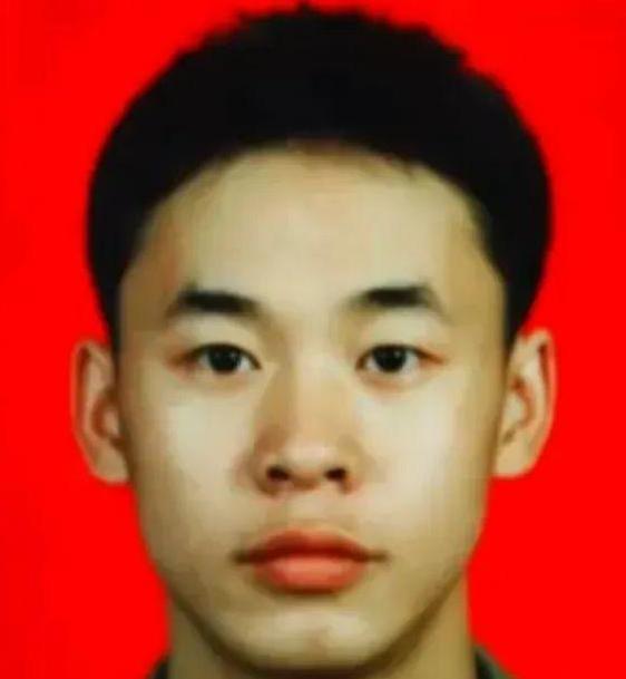1995年，19岁战士梁强坐大巴返回部队，途中司机停下加油，梁强劝阻无果，就在这