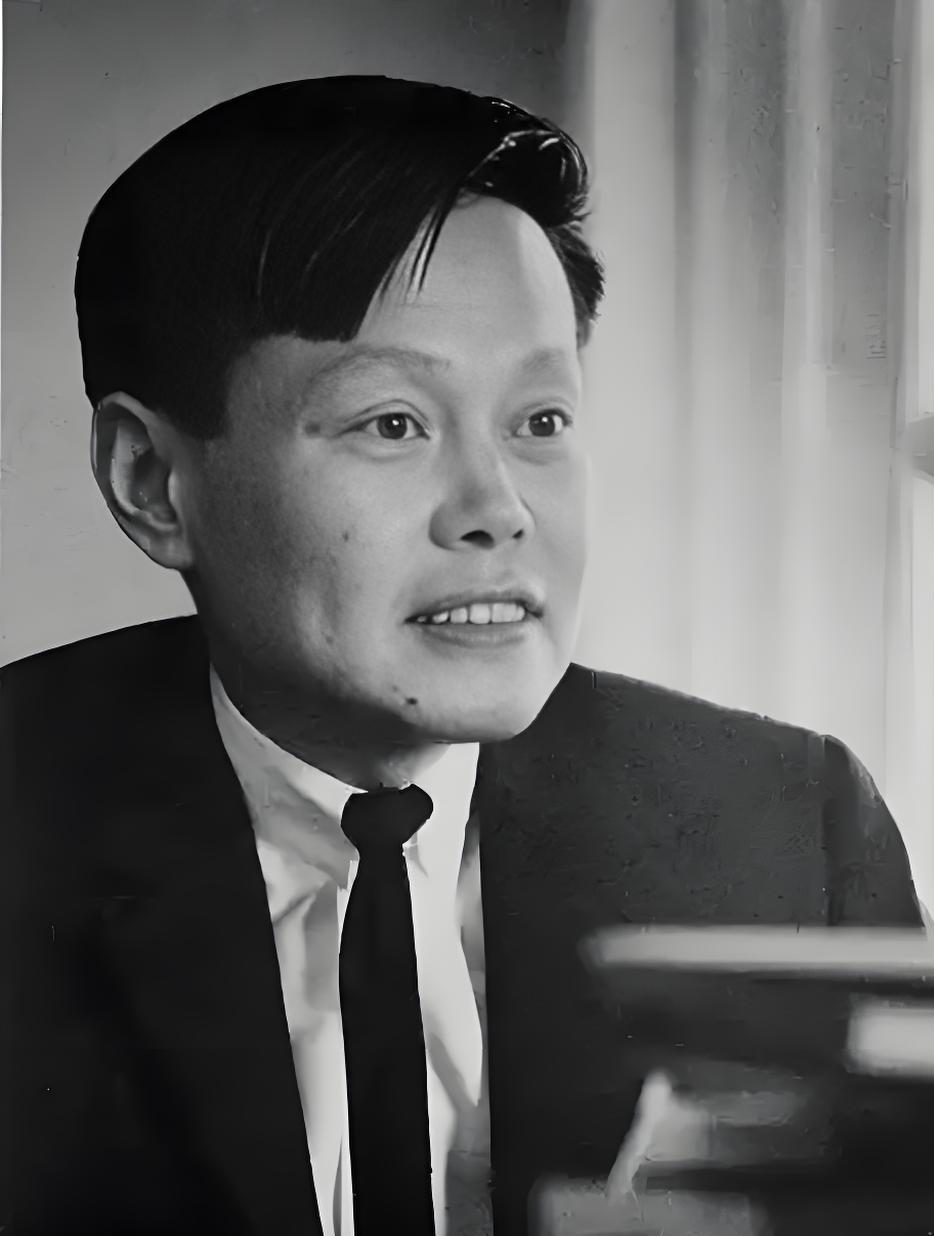 有幸认识一位院士，他告诉我：1971年，杨振宁来上海，看望得病昔日挚友邓稼先，杨