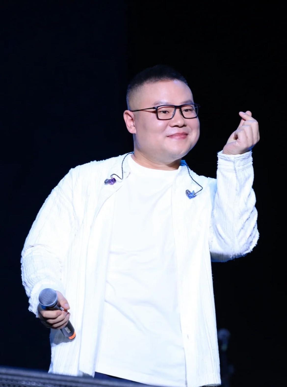 我问老公，岳云鹏唱歌跟专业的歌手比差远了，可是为什么还有这么多人去看？没想