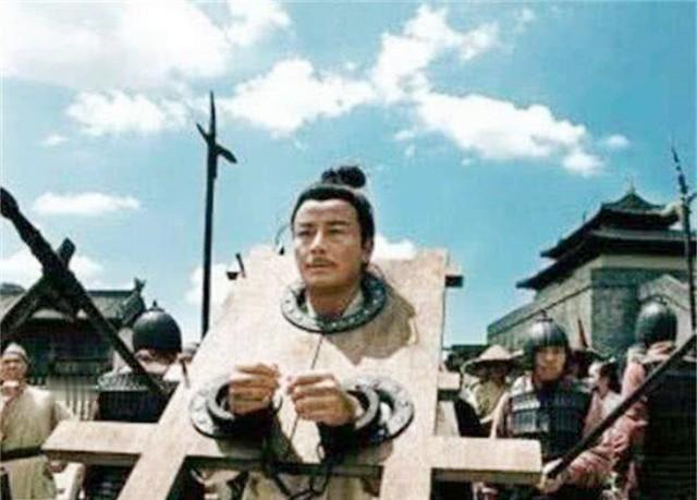 隋朝有个管押送的官员，押送七十多名流放囚犯去长安，走到半路，他把所有人的枷锁全解