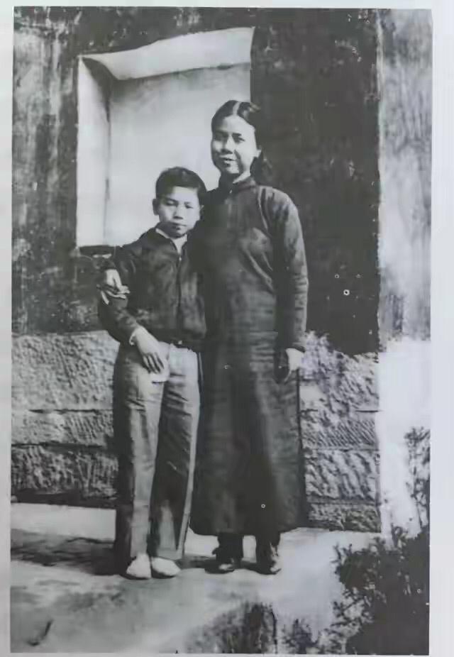 三张让人感动的老照片。1928年10月，李鹏出生在上海，他是上海人，祖籍四川成