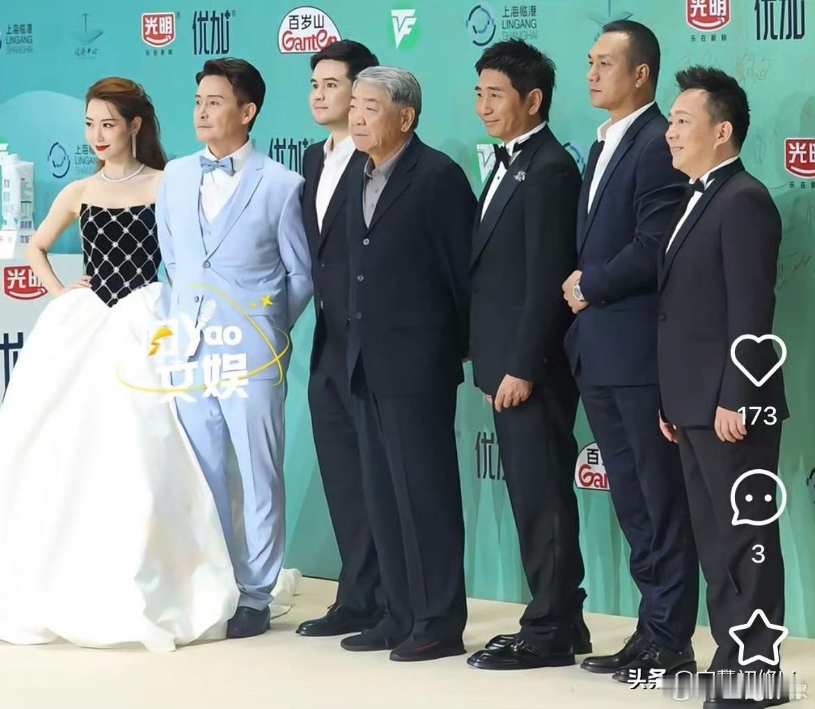 什么叫全员上桌的全球现象级大爆剧，就是白玉兰导演带全体配角走红毯，央视采访导演带
