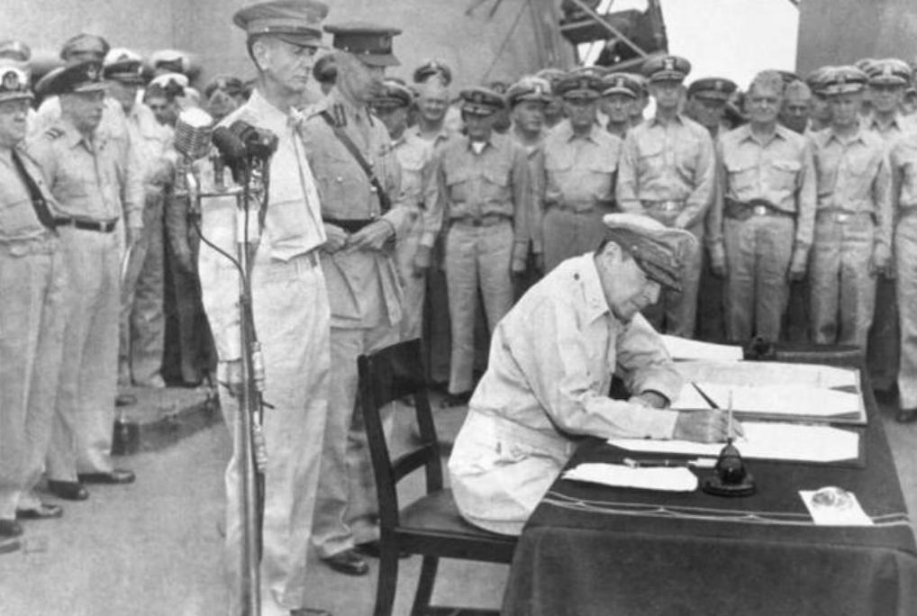 1945年夏末，夕阳斜照在日本神奈川厚木机场的跑道上，一架银白色的美军运输机轰鸣