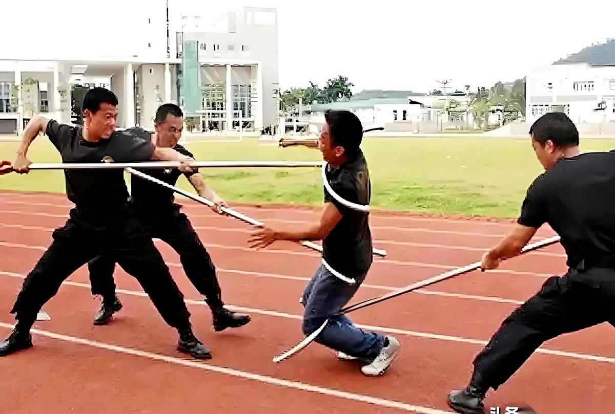 刷到一个视频，心一下就揪紧了。一个警察，被路边那个天杀的绿化带绊倒了。就那么