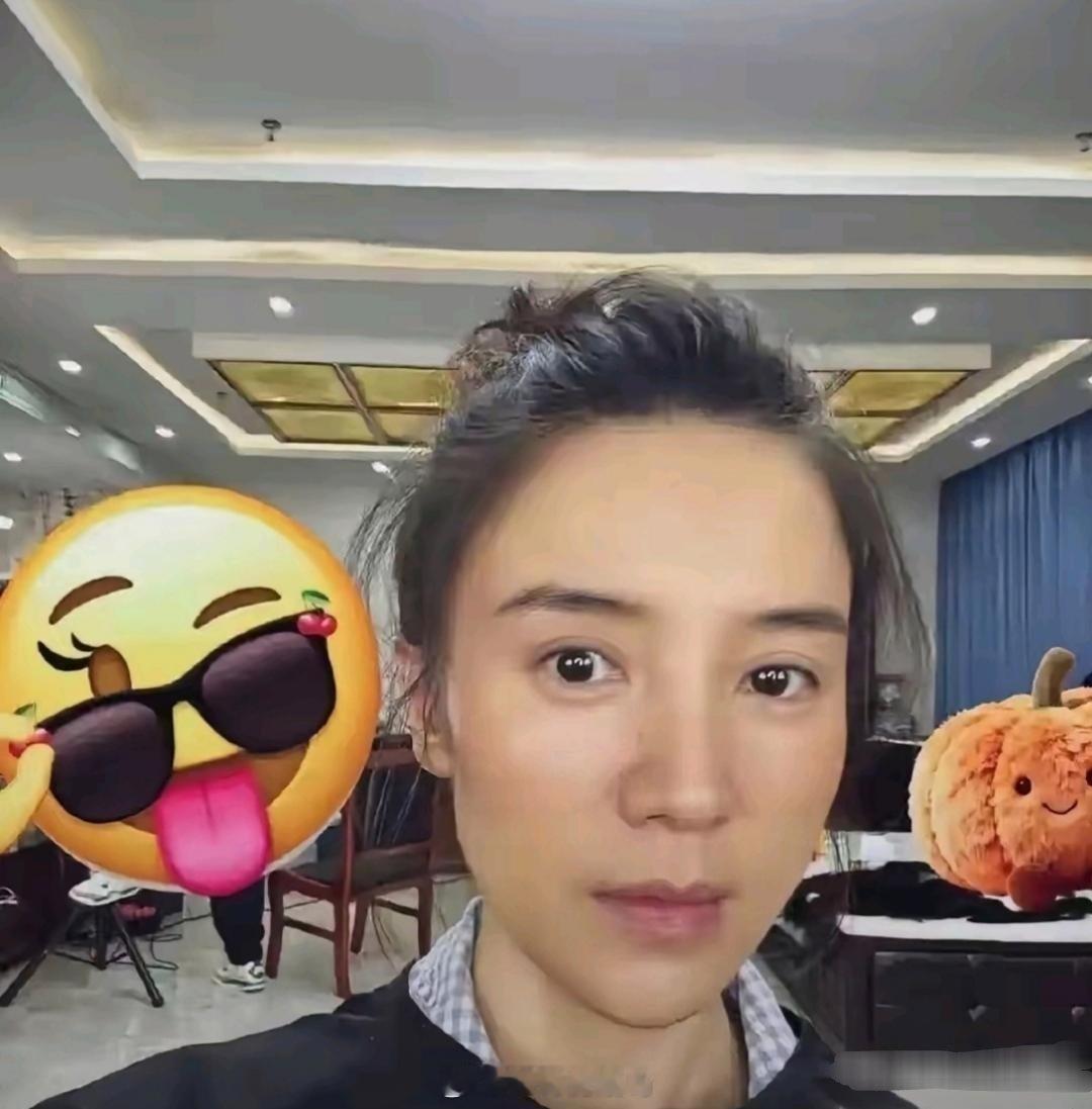 宋佳发了张素颜照，她家房子贼大啊！