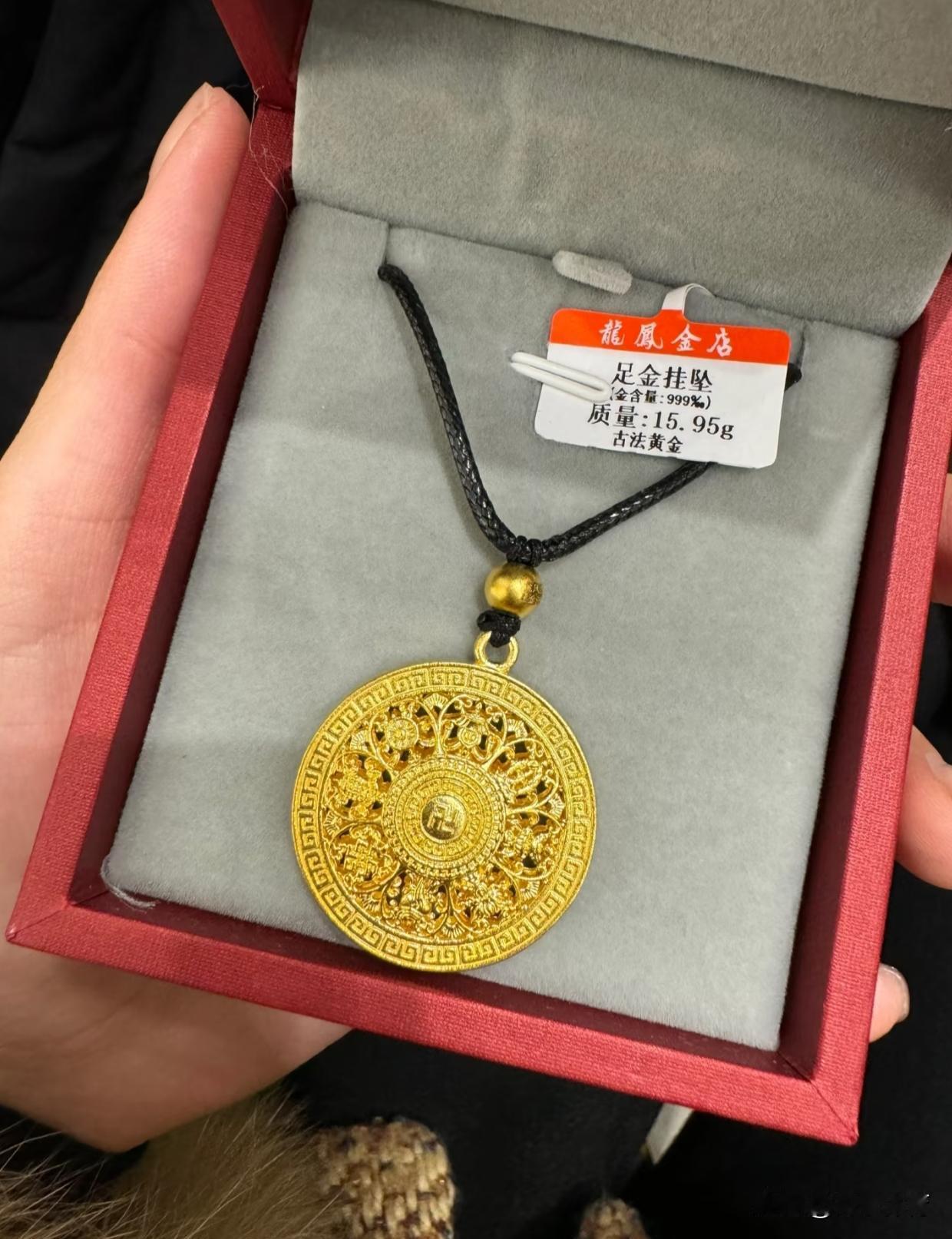 你手里的金链子，正在被他们一点点“吃掉”。16克的足金，到了回收店，秤上只剩1