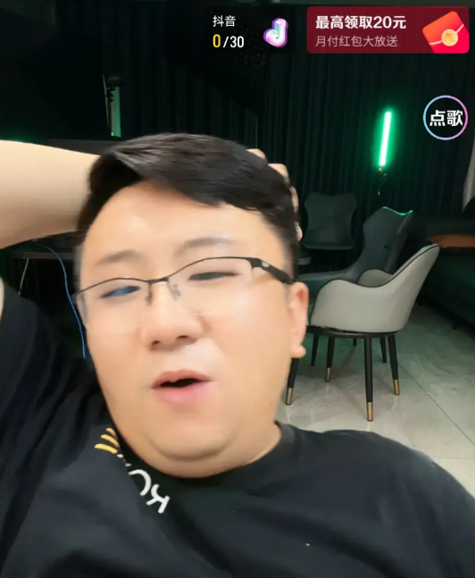 湛兰321今天停播了？刚刚，杰哥直播时说：“咱看看马筱梅的直播数据怎么样，第