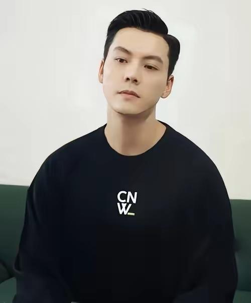 陈伟霆怕是真要失眠了,但不是因为新手奶爸的忙碌,而是这份来自老板的心意太戳人。