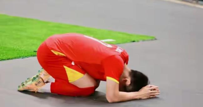 当雪藏半场的越南头号球星7号“软停北”（阮庭北）被换上遭到中国国奥高速列车