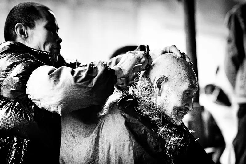 “正月剃头死舅舅”是流传最广的春节民俗谣言之一，真相是：它源于清初“思旧”