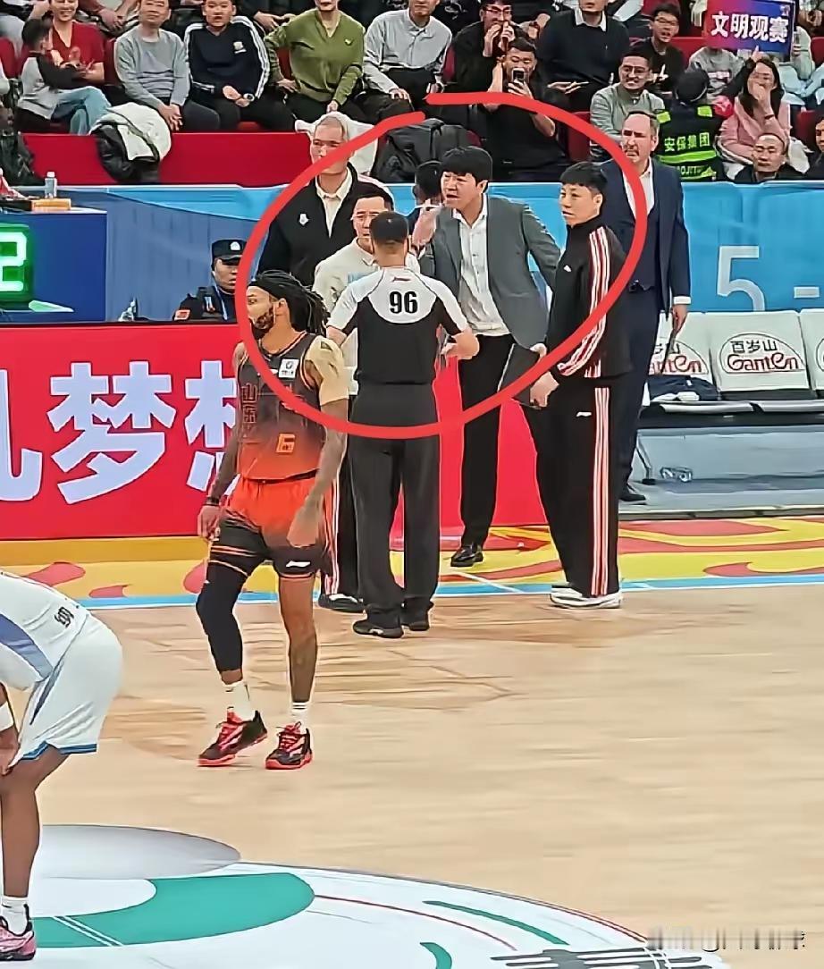 邱彪敢骂裁判了，并且“老好人”大纪也上前帮腔，这是从去年邱彪入主山东高速男篮的第