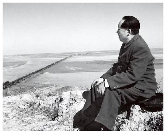 1950年，毛泽东出访苏联后，在归国途中路过贝加尔湖，毛主席愤怒的对大家说：“