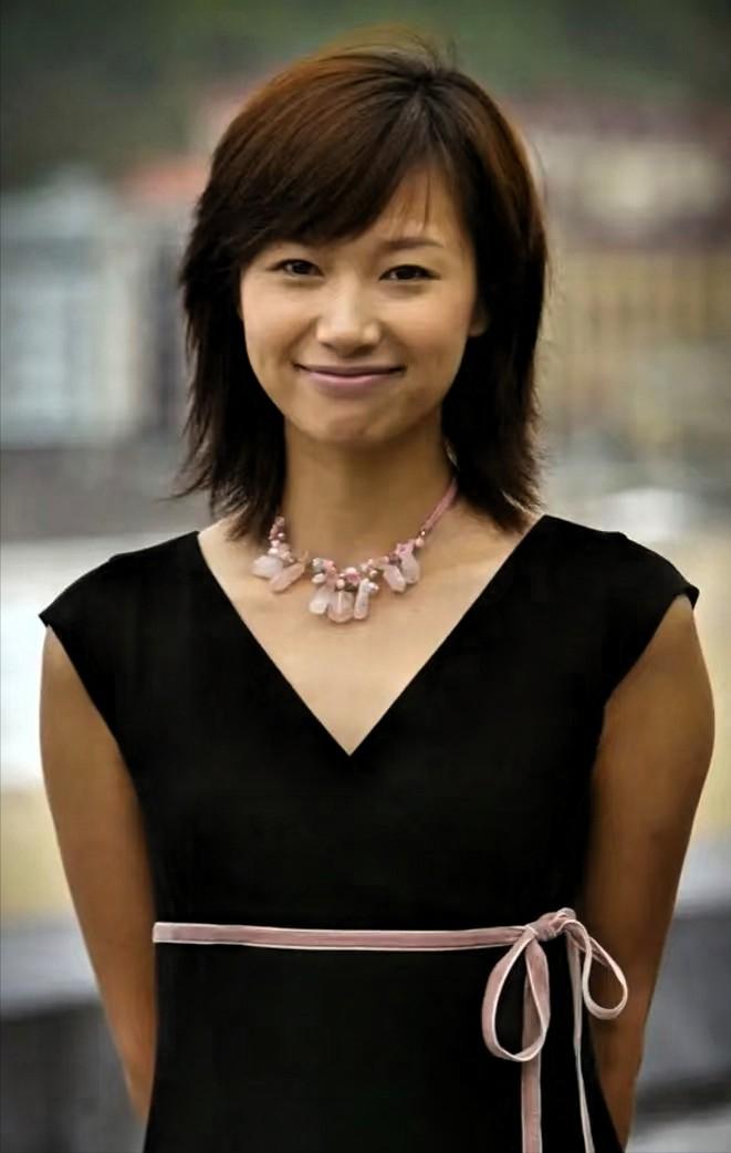 徐静蕾在洛杉矶的近况，看得人心里五味杂陈。洛杉矶那个大院子里，夕阳正懒洋洋地