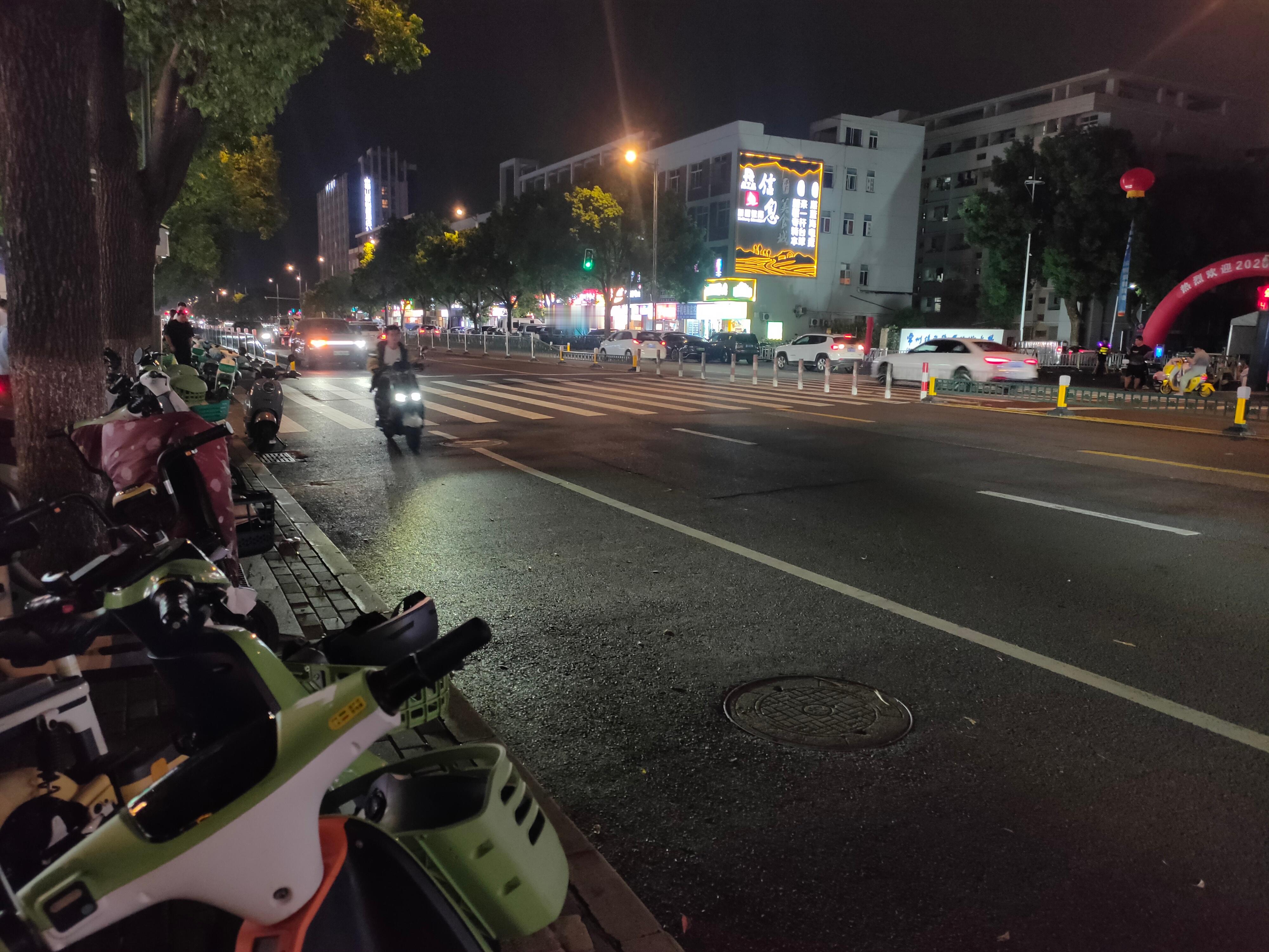 酒驾交警检查今年第一次遇到查酒驾，以前都是大流量的路口，红灯时随机抽查，这次见到正规很多，三车道一个