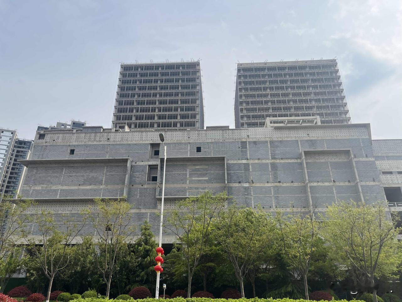 没有对比，就没有伤害。崂山松岭路两侧，开发较早的崂山首府（佳源华府），反而成