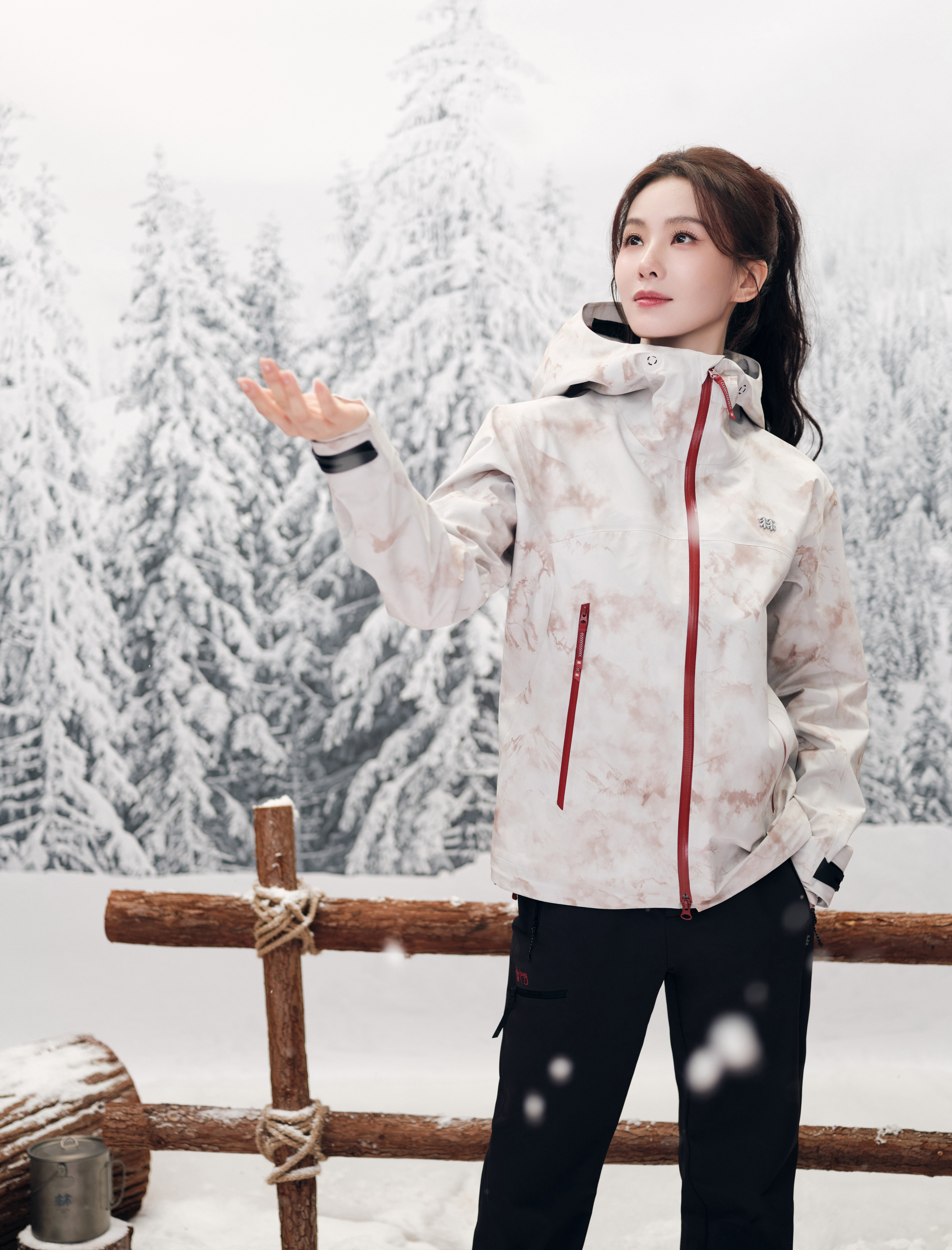 刘诗诗 在漫天飞雪里觅得舒适一隅，心情与自然同步放松；一呼一吸间，感受山野林间的