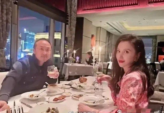 张萌与富豪老公，打破童话幻想。现实中的总裁，颜值并非出众，尽显生活真实一面。​