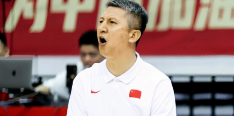 中国男篮主教练郭士强谈自己和王俊杰深夜谈心。他表示：去年亚洲杯他打得很好，而在长