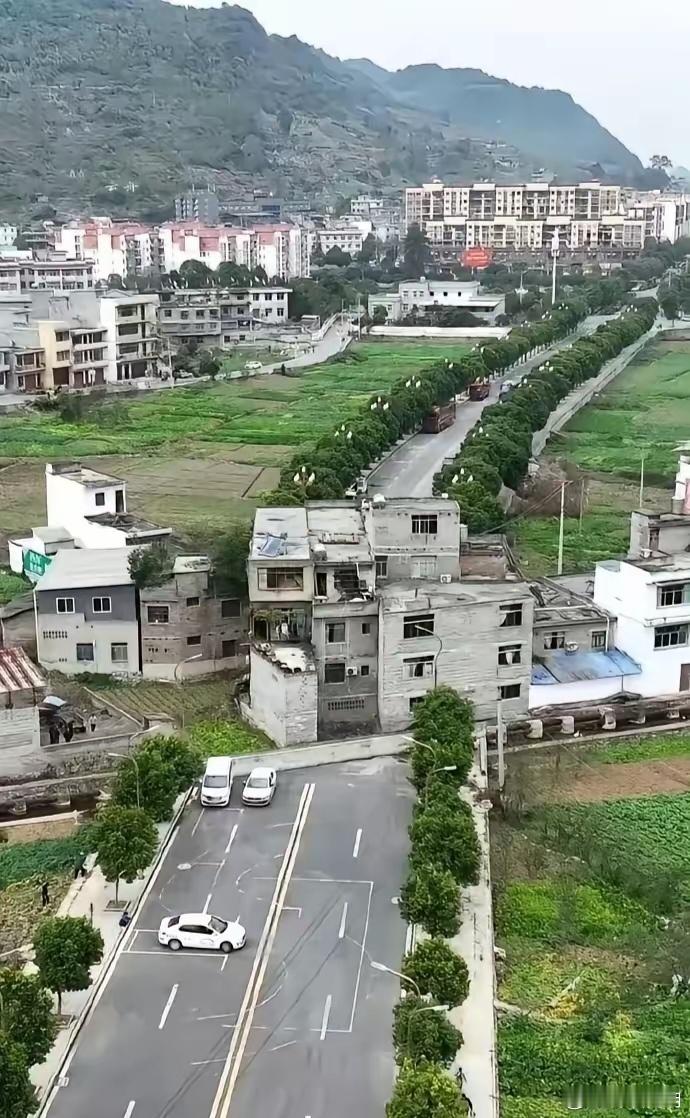 修好九年的路，不能通车。有些地方穷，不是没有原因的！