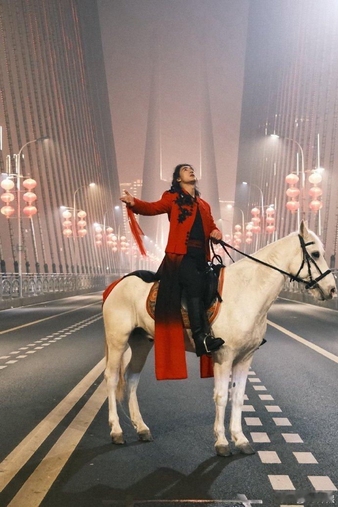 此沙央视春晚怼脸镜头作为春晚首个骑马出场的嘉宾，此沙直接拉满期待值！央视无滤镜