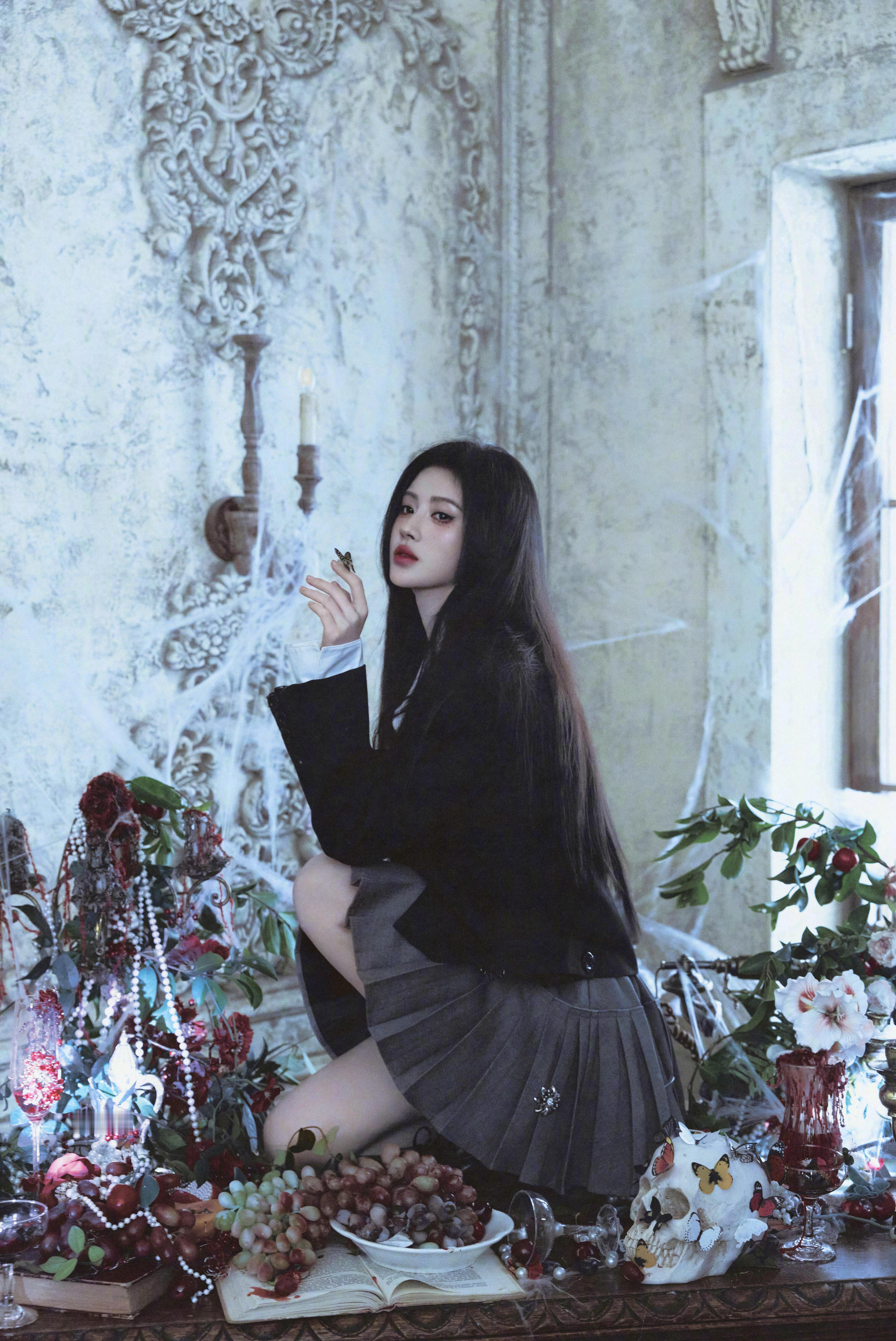 鞠婧祎暗黑系冷脸学姐咱鞠姐又轻轻松松奉献一组写真范本！身着黑色小西装，搭配衬衫领