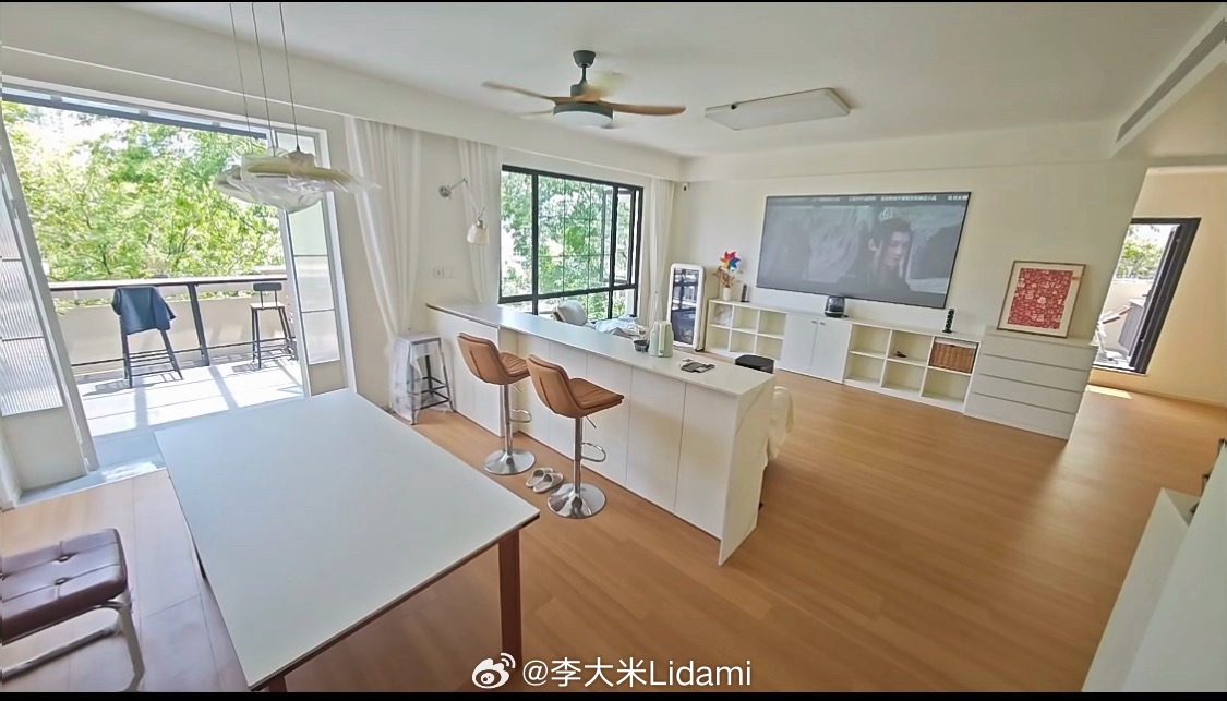 我现在才知道，采光好的房子~是指家里亮而不晒，不是整个太阳长时间晒进来，阳光刺眼