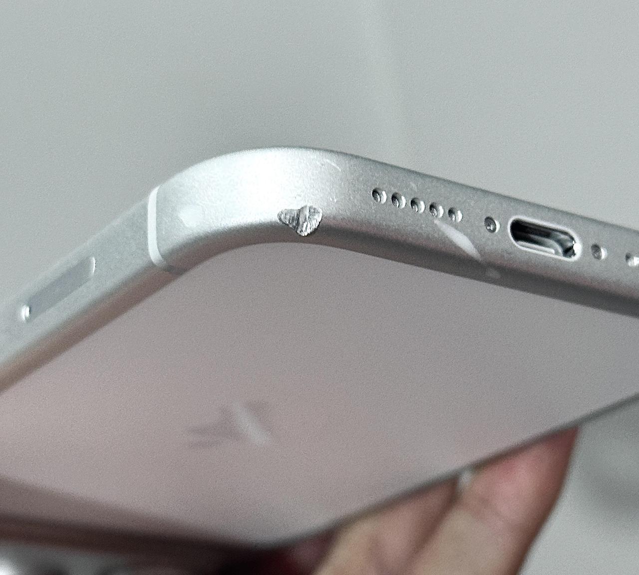 我觉得吧，今年iPhone17系列对裸机党用户来说极度不友好，铝合金中框实在经受