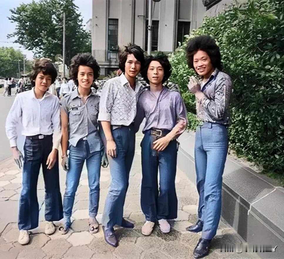 一张老照片，拍摄于1985年的上海，五个时尚潮人漫步在外滩街头的合影，那时候男性