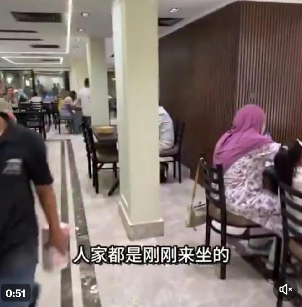 中国游客去埃及旅游，中午到餐厅吃饭，大厅里有很多空座位，没想到服务员却说，那些座