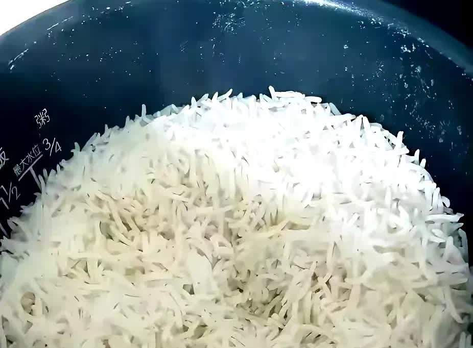 湖北，一名女子在超市买了一袋大米，打算回家煮粥。可是，她将米倒出来一看，发现这米