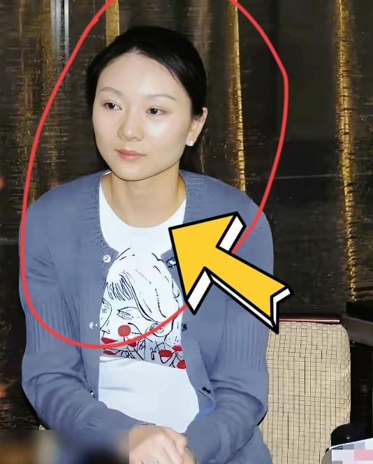 千万别跟大佬斗，下场太惨了！当年那个举报张艺谋超生的女演员何珺，硬生生把自己