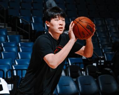 开拓者挺有意思，在主教练出了问题之后，还想要成绩，还想培养新人，杨瀚森的成长需要