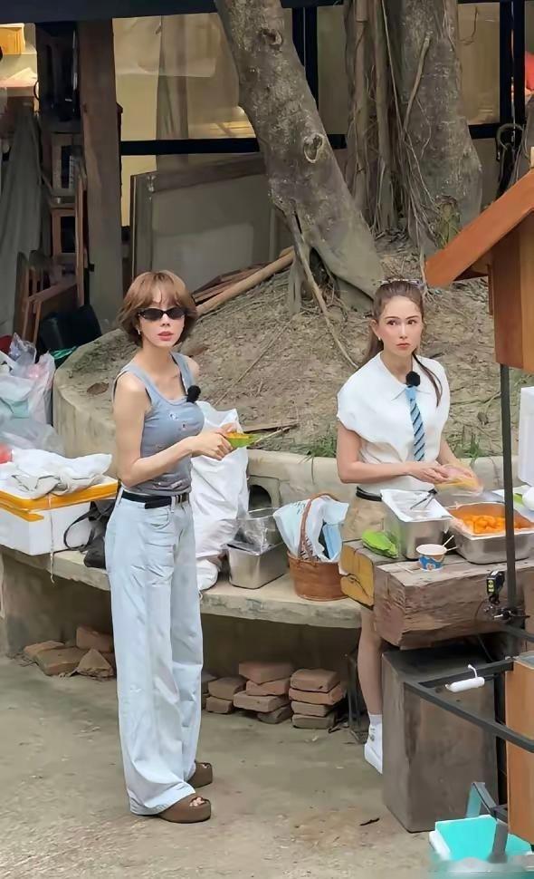 姜妍在泰国街头的一组生图，彻底扯下了内娱审美的遮羞布。