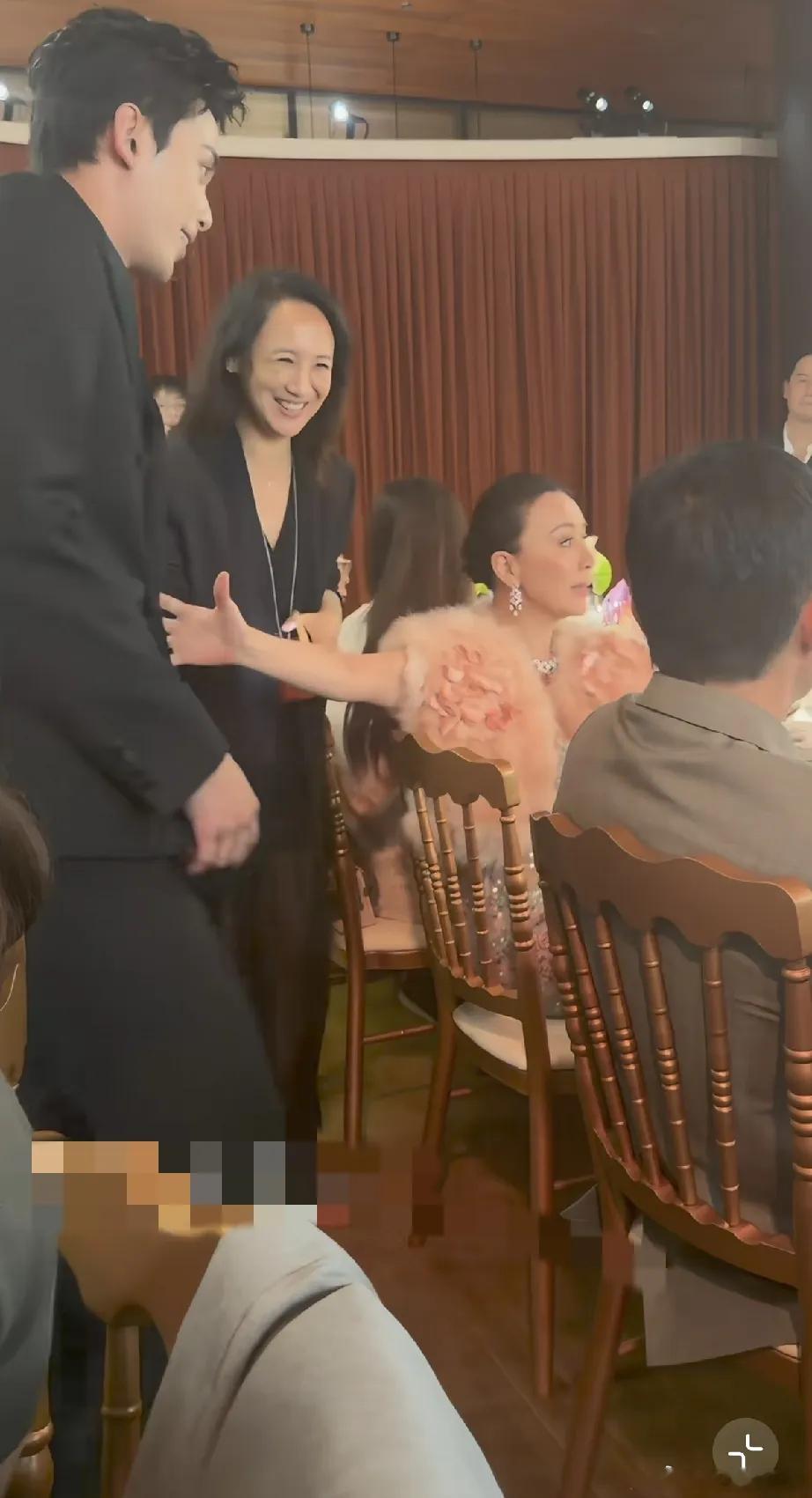 宝格丽晚宴上，刘嘉玲专门把吴磊邀请过来，坐在她和梁朝伟的中间，梁朝伟脸上露出了笑