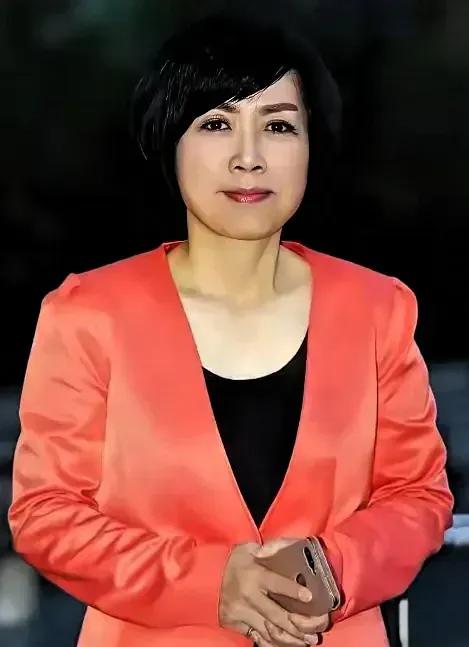 黄智贤现在估计有点蒙她自己也没想到。刚说完馆长陈之汉是